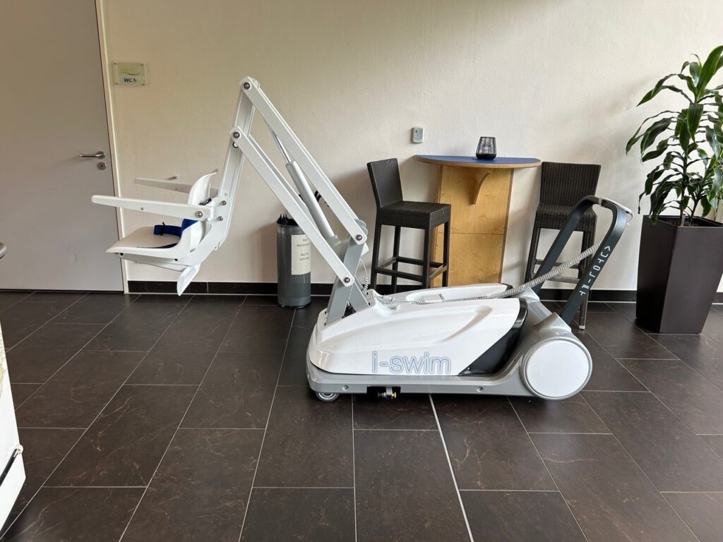 cabrio Senden – mobiler Schwimmbadlifter steht zur Ansicht in einem Raum